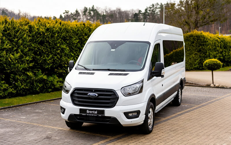 Ford Transit als Kleinbus mit 16 Sitzplätzen, Außenansicht