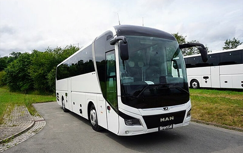 Reisebus MAN Lion's Coach mit 49 Sitzplätzen, schräg von vorn