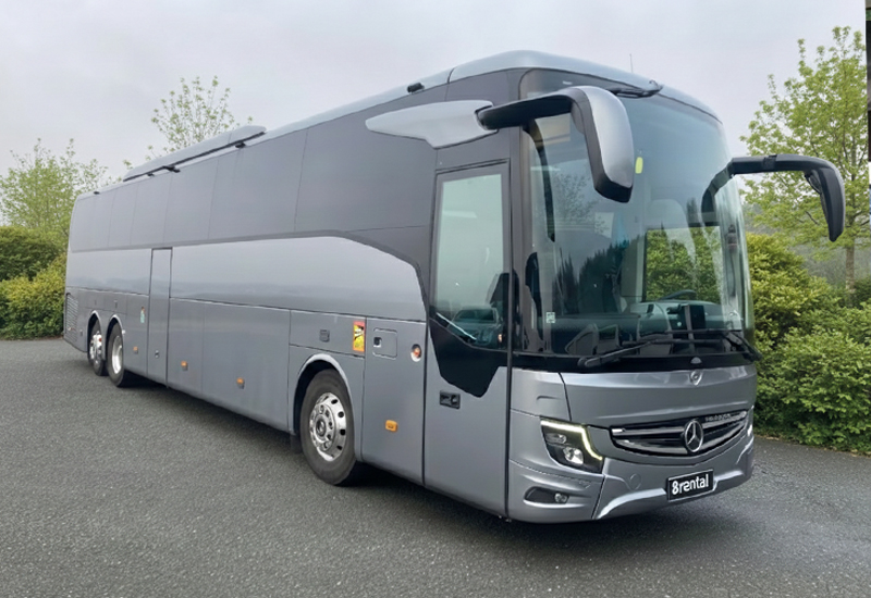 Mercedes-Benz-Reisebus mit 59 Sitzplätzen, Außenansicht