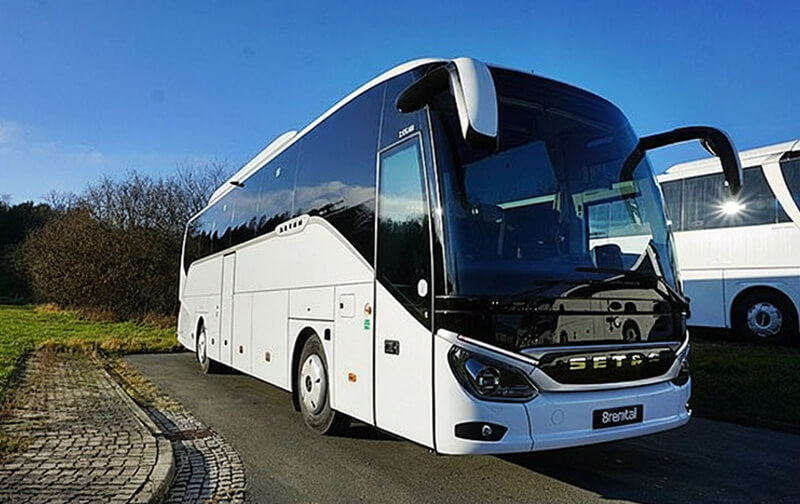 Setra-Reisebus mit 49 Sitzplätzen, Außenansicht