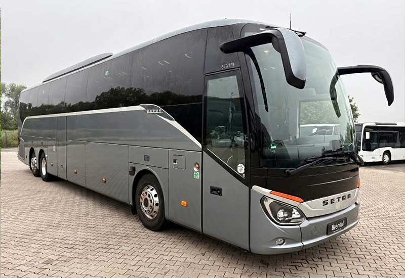 Setra-Reisebus mit großer Sitzplatzzahl, Außenansicht